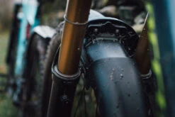 Mudhugger EVO Bolt-On - Garde-boue Pour Fourches Fox -Vélos Pièces Magasin Mudhugger BoltOnEVO 04